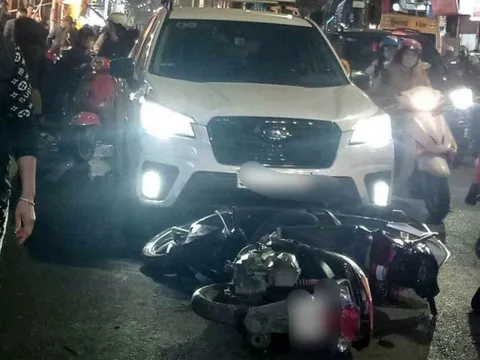 Đằng sau những bức ảnh TNGT: Mất kiểm soát, tài xế cầm lái Subaru Forester đâm hàng chục xe máy trước cổng trường