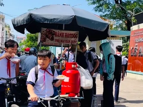 Hàng rong trước cổng trường: Nỗi bất an rõ như ban ngày