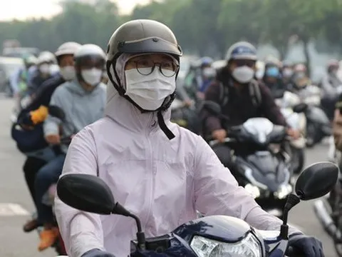 Trời se lạnh và sương mù dày đặc, người dân TPHCM khoác áo ấm ra đường