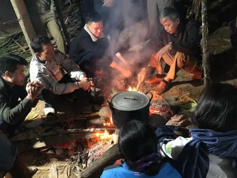 Dân dựng lán, đốt lửa thâu đêm ở bờ sông “canh” doanh nghiệp khai thác