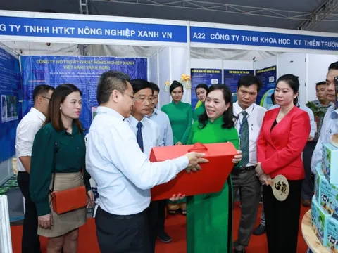 Hào hứng sắm Tết tại hội chợ nông nghiệp