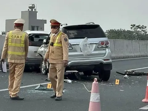 Đằng sau những bức ảnh TNGT: Phóng tốc độ cao, Toyota Fortuner ủi tung Peugeot 5008 trên cao tốc