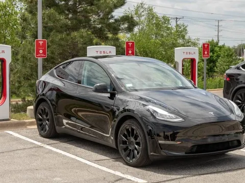 Chủ sở hữu Tesla bị mắc kẹt bên trong xe Model Y