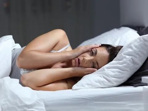 Thức khuya xem bóng đá, ngủ bù vào ngày hôm sau có phải là cách hồi phục sức khỏe đúng?