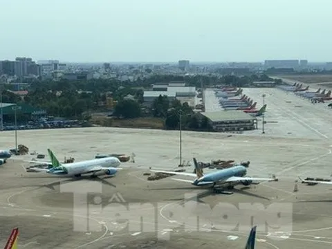 Sân bay Tân Sơn Nhất quá tải ban ngày, tăng chuyến đêm 'cứu' khách dịp Tết