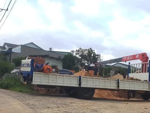 Cần cẩu vướng dây điện trung thế, chủ cửa hàng thiệt mạng