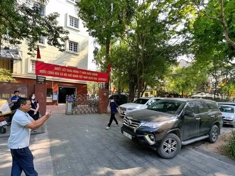 Tạm dừng ngay các điểm đỗ xe gây hỏng đá vỉa hè độ bền 70 năm