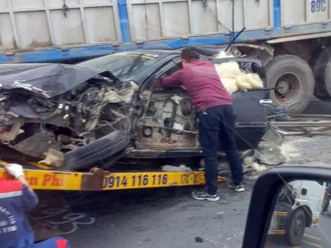 Đằng sau những bức ảnh TNGT: Bất cẩn vượt ẩu, xe con bị cuốn vào gầm xe tải