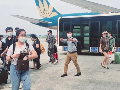 Giá vé máy bay neo cao, khó mua