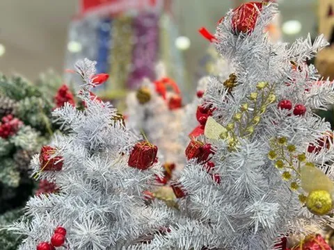 Nhiều người chọn mua đồ trang trí Noel 'made in Việt Nam'