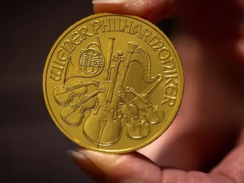 Lạm phát tăng cao thúc đẩy 'cơn sốt vàng' quay trở lại, xưởng đúc vàng lớn nhất thế giới nhận đơn hàng lớn gấp 3 lần công suất, người dân xếp hàng dài để mua