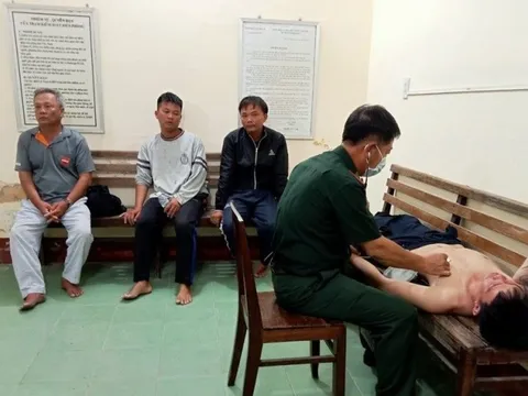 Bình Thuận: 4 ngư dân trên tàu cá bị chìm được cứu vớt