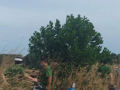 Người đàn ông nằm chết ở bãi đất trống, cạnh nhiều ống kim tiêm