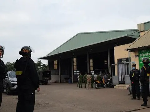 Công an khám xét một trung tâm đăng kiểm tại quận Bình Tân, TP HCM