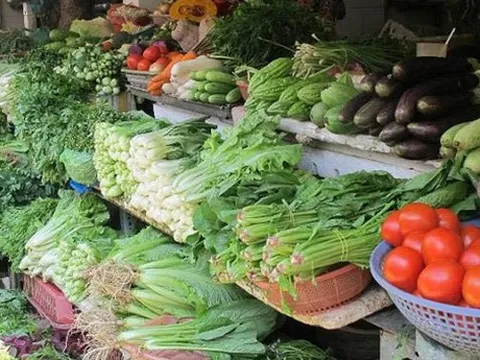 Chuyện lạ: Tôm hùm Alaska, cua hoàng đế... đại hạ giá gần 1 triệu đồng, rau xanh lại đắt ngang với tiền thịt, cá