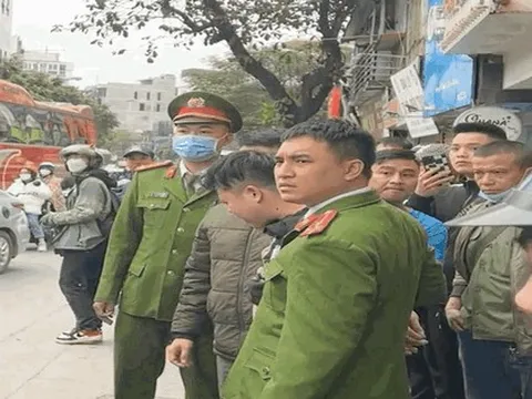 CLIP: Nam thanh niên đi xe Mazda gí súng vào đầu tài xế xe chở tiền ngân hàng