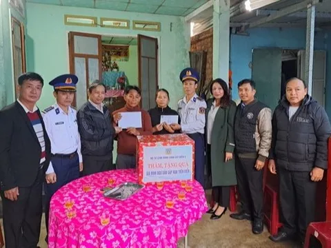 Vùng Cảnh sát biển 2 hỗ trợ ngư dân bị chìm tàu