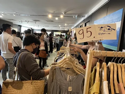 Phiên chợ "đặc biệt" giữa TP HCM kéo khách đến khó tin