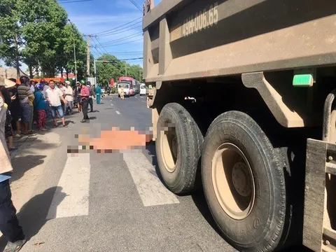 Thương tâm anh trai 10 tuổi chở em gái 8 tuổi trên xe đạp bị xe ben tông