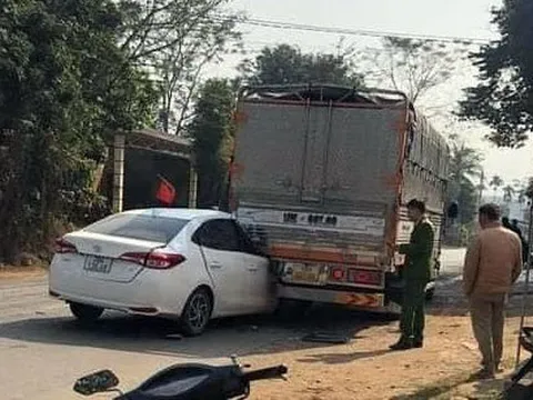 Đằng sau những bức ảnh TNGT: Tài xế Toyota Vios bất cẩn đâm tụt đầu vào đuôi xe tải