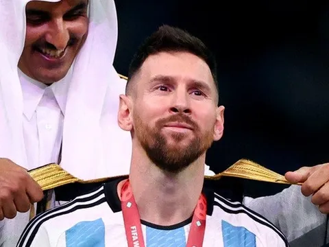 Ý nghĩa của chiếc áo choàng Messi mặc khi nhận cúp