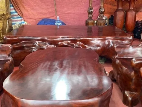 Choáng ngợp bộ bàn ghế gỗ nguyên khối nặng 1,3 tấn, giá 1,6 tỷ đồng