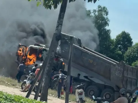 Xe ben cháy ngùn ngụt ở Bình Dương, công an lấy lời khai tài xế