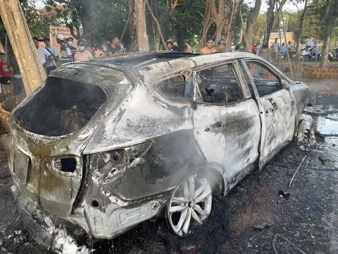 Trong "chớp mắt", ôtô 7 chỗ cháy rụi trước sự ngỡ ngàng của nhiều người