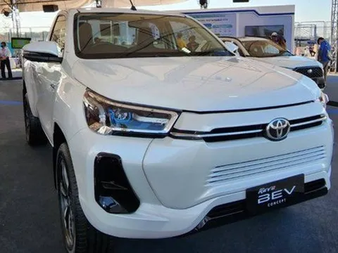 Chi tiết Toyota Hilux BEV: Bản thương mại ra mắt năm sau, đi trước Ford Ranger một bước