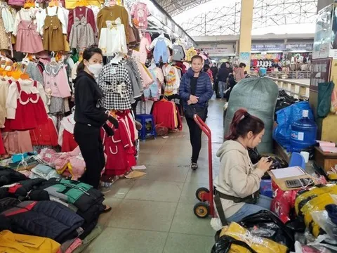 Thị trường cuối năm: Chợ Tết ngóng khách