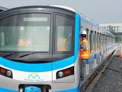 Cận cảnh đoàn tàu metro Bến Thành - Suối Tiên chạy thử ở TPHCM