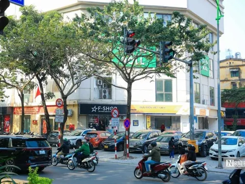 Ôtô đỗ tràn lan chật kín trên vỉa hè