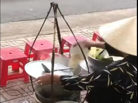 Xác minh thông tin người bán hàng rong đổ thức ăn thừa vào nồi để bán