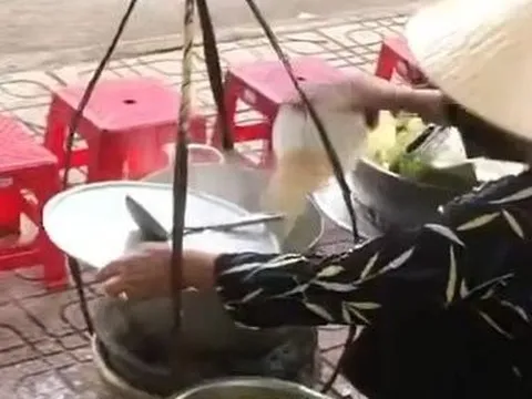 Tạm giữ gánh hàng rong để xác minh vụ đổ thức ăn thừa vào nồi để bán