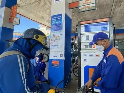 Giá xăng tiếp tục giảm từ 15 giờ chiều 21-12