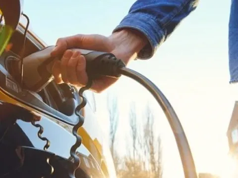 Tại sao giá thành của ô tô điện ngày càng tăng cao?