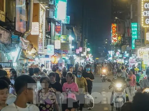 Phố ẩm thực Nguyễn Thượng Hiền chật kín người ngày khai trương