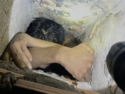 Bình Dương: Trốn công an, tên trộm mắc kẹt trong ống thoát hơi