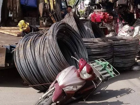 TP HCM: 5 cuộn sắt rơi xuống đường, người phụ nữ vứt xe, nhảy ra ngoài