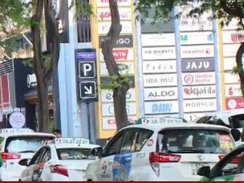 Các hãng taxi “dễ thở” vì giá xăng giảm