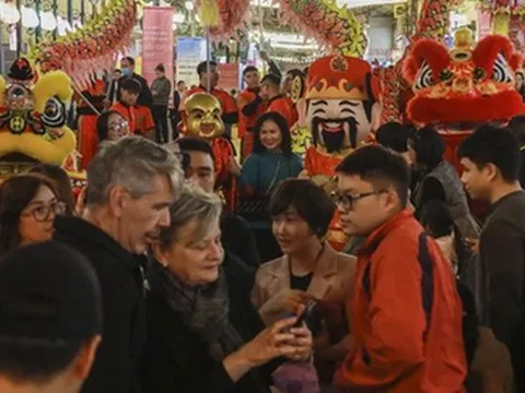 Đông nghịt người đổ về phố ẩm thực đêm Đảo Ngọc - Ngũ Xã trong ngày khai trương