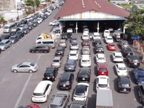 Tài xế mệt mỏi vì các trung tâm đăng kiểm quá tải