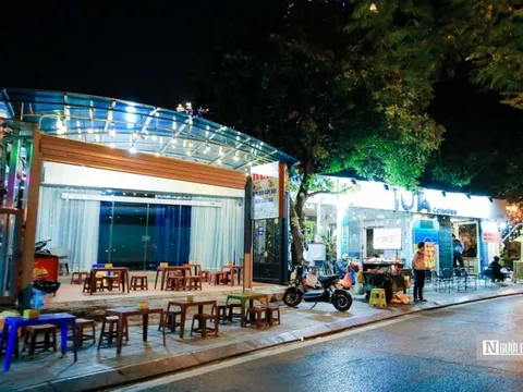 Hà Nội: Vỉa hè, vườn hoa công cộng ở hồ Tây bị lấn chiếm bán hàng