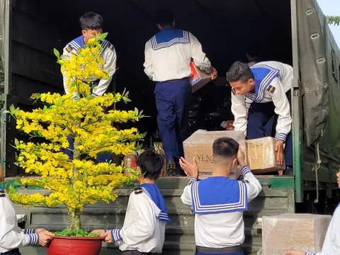 Tất bật mang xuân ra Nhà giàn DK1