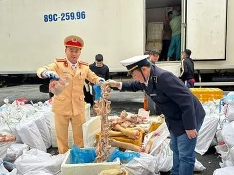 Hà Tĩnh: Bắt xe tải chở thực phẩm thối đi tiêu thụ