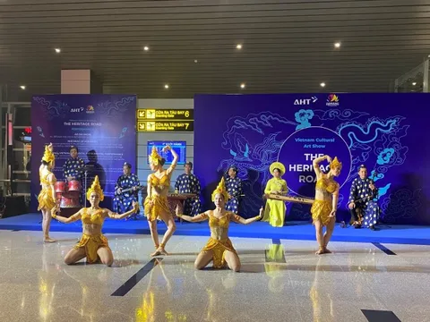 Khách quốc tế hào hứng xem múa Chăm trước giờ lên máy bay