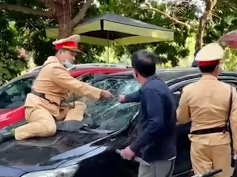 Phó giám đốc trung tâm giáo dục thường xuyên hất CSGT lên nắp capo phóng chạy