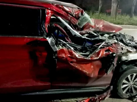 Đằng sau những bức ảnh TNGT: Toyota Veloz biến dạng khi đâm vào đuôi xe tải