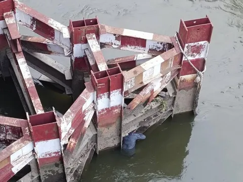 Hành động lạ của nam thanh niên sau khi "rơi" xuống sông Sài Gòn