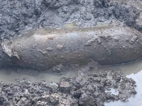 Đồng Nai: Phát hiện quả bom hơn 100kg khi đào mương thoát nước